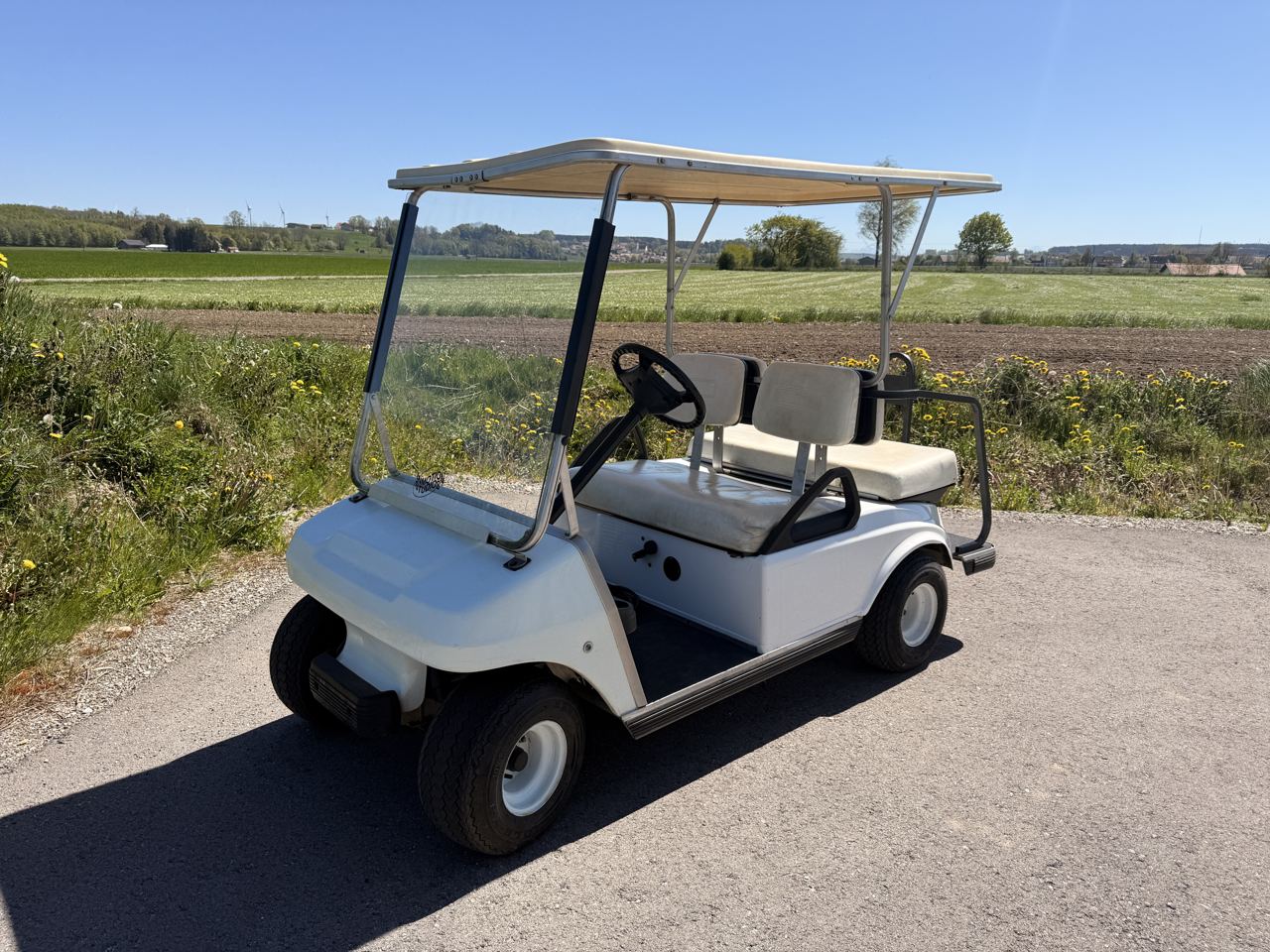 4-Sitzer Elektro-Golfcart / Golfcar mieten in München – unser Fahrzeug im Feldweg-Einsatz